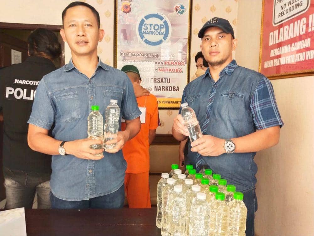Miras Ilegal dalam Kemasan Air Mineral Marak Dijual di Purwakarta