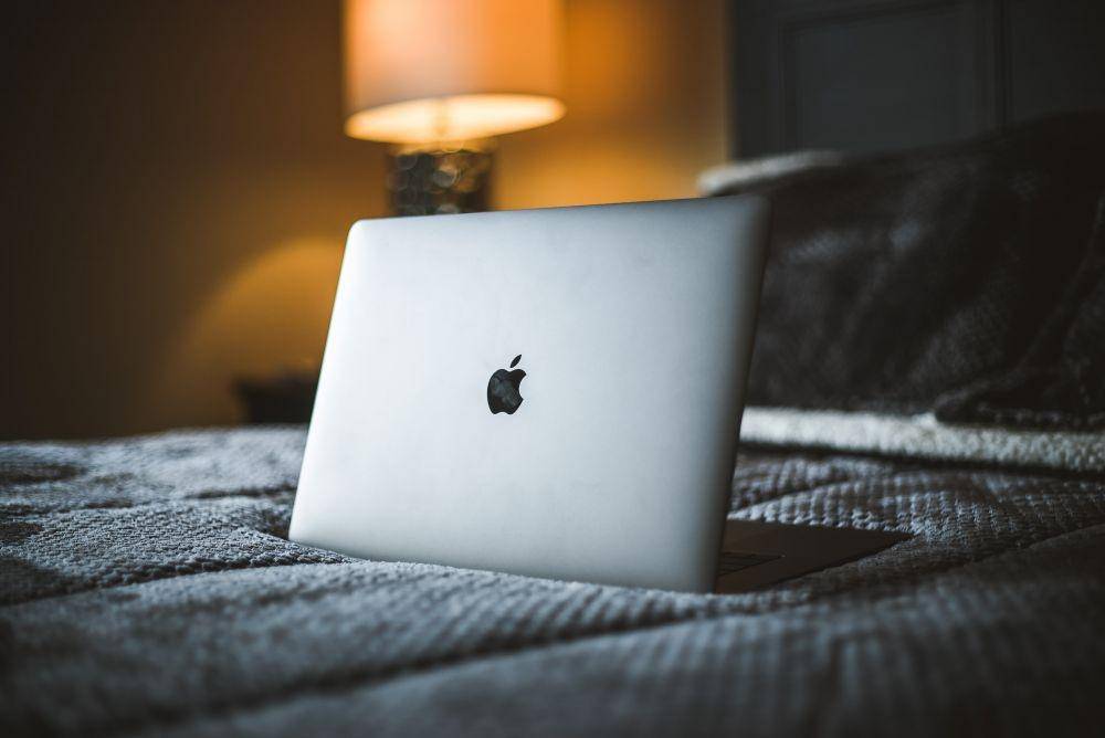ilustrasi laptop Apple (Unsplash/Gerson Repreza)