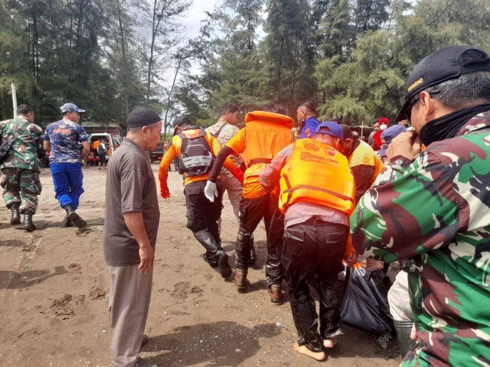 Tim SAR menggotong tubuh korban untuk dievakuasi ke RSUD Kalisari Batang. (IDN Times/bt)