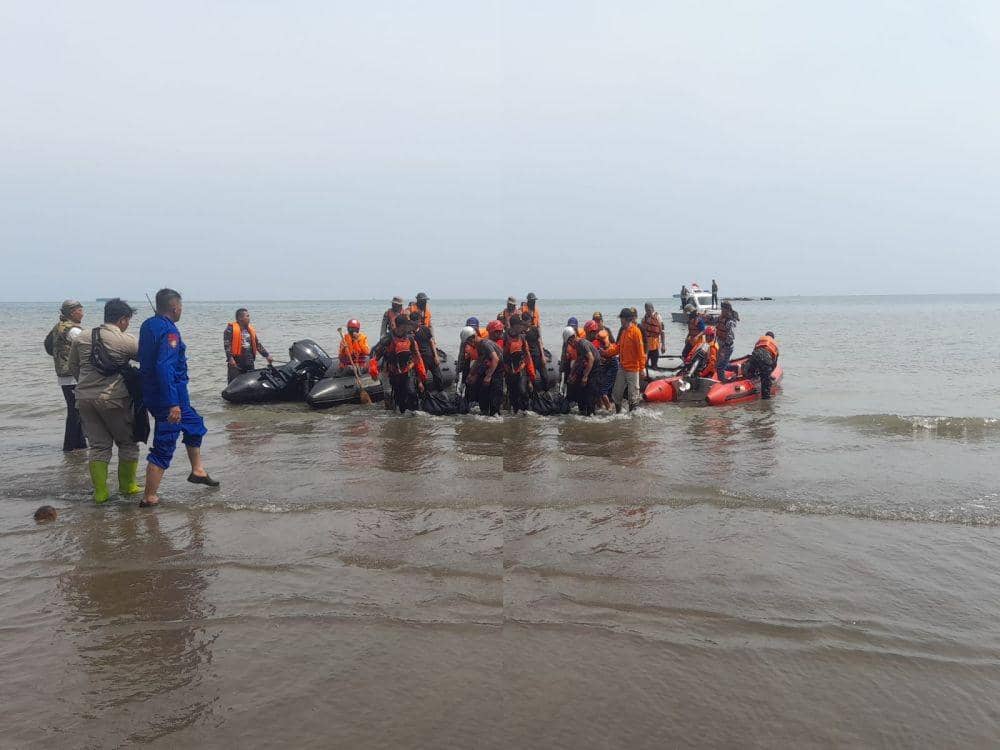 Basarnas gabungan berjibaku mengevakuasi korban dari pinggir Pantai Karangmeso Batang. (IDN Times/bt)