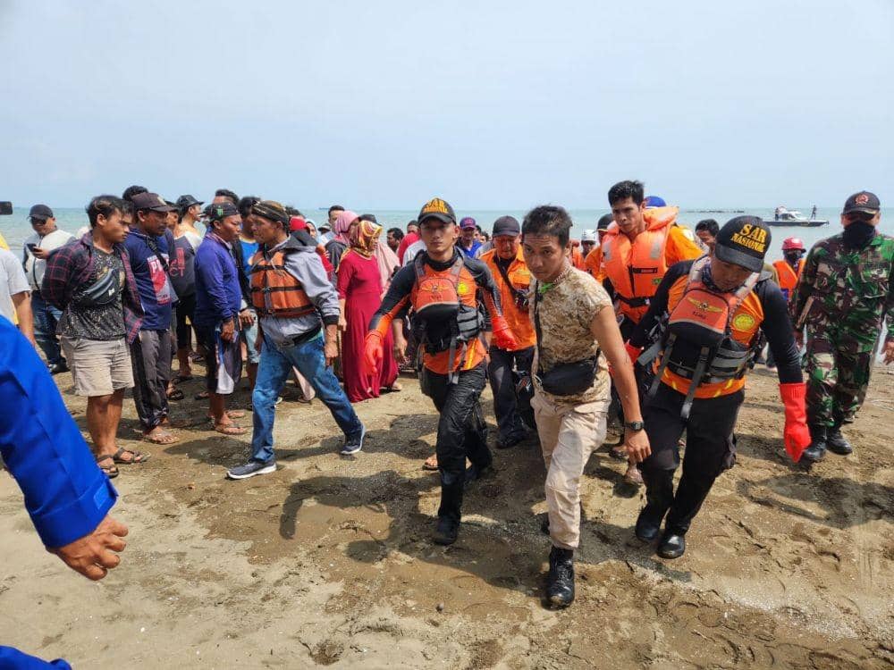 SAR gabungan membawa kantong jenazah berisi tubuh korban ke rumah sakit. (IDN Times/bt)
