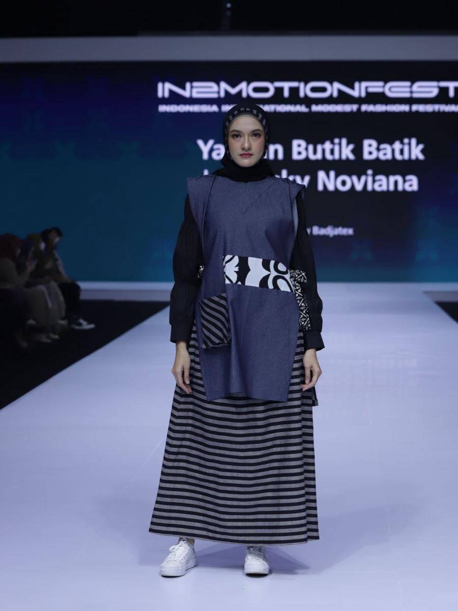 Koleksi baju muslim dari Yasmin Butik Batik di pagelaran INT2MOTIONFEST (dok. INT2MOTIONFEST)