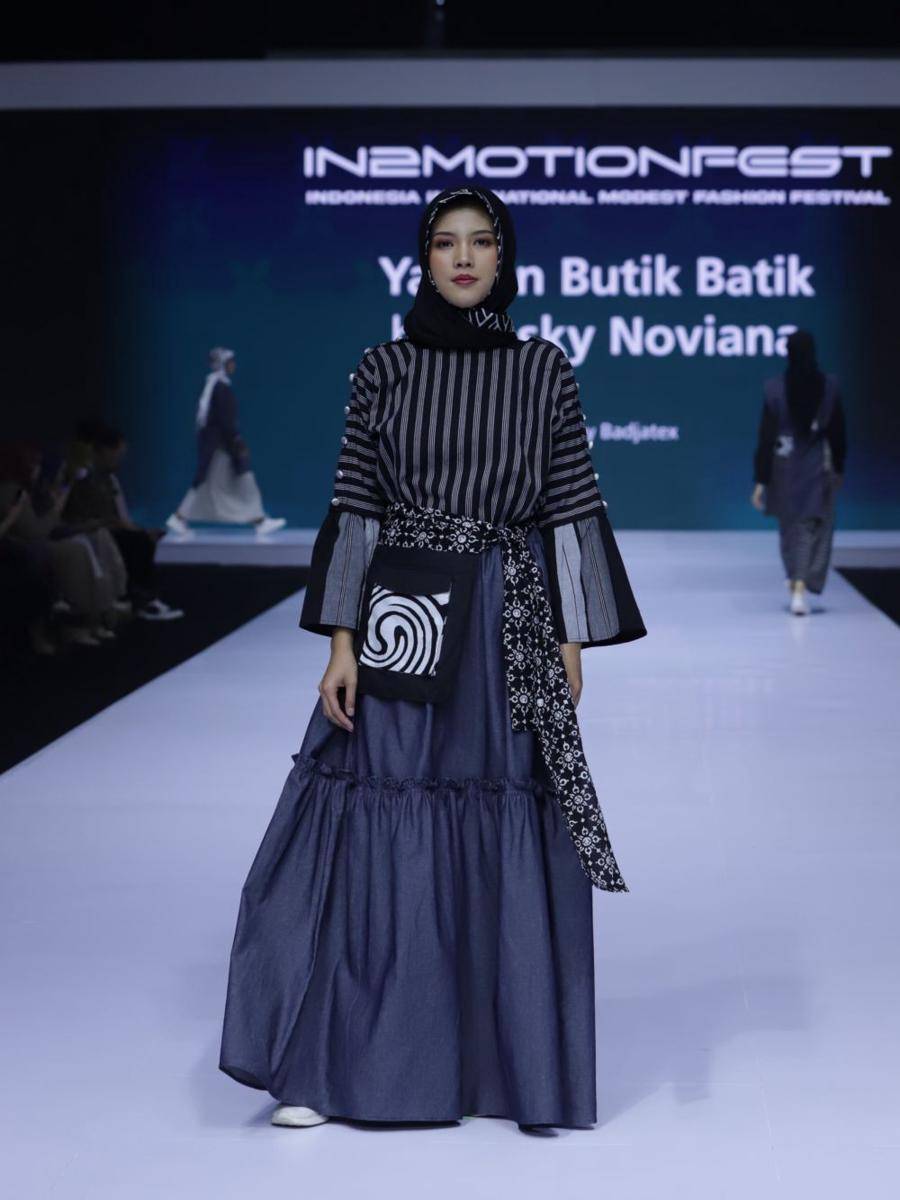 Koleksi baju muslim dari Yasmin Butik Batik di pagelaran INT2MOTIONFEST (dok. INT2MOTIONFEST)