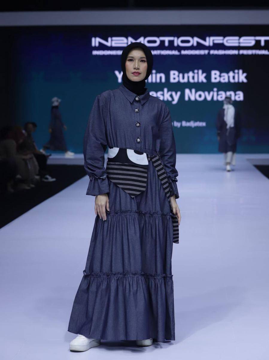 Koleksi baju muslim dari Yasmin Butik Batik di pagelaran INT2MOTIONFEST (dok. INT2MOTIONFEST)