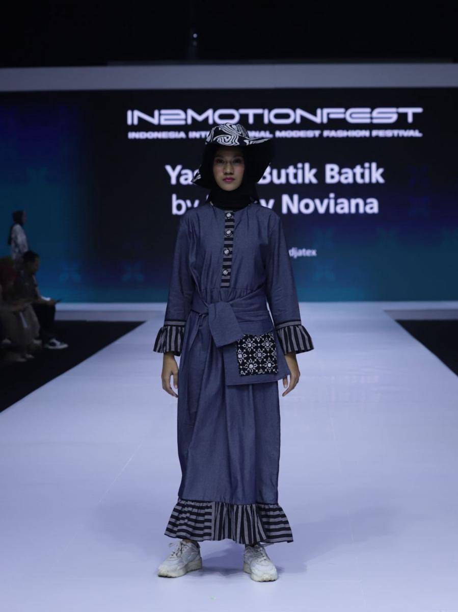 Koleksi baju muslim dari Yasmin Butik Batik di pagelaran INT2MOTIONFEST (dok. INT2MOTIONFEST)