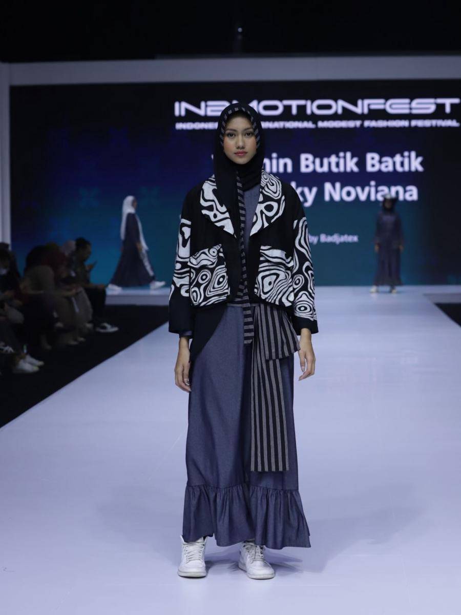 Koleksi baju muslim dari Yasmin Butik Batik di pagelaran INT2MOTIONFEST (dok. INT2MOTIONFEST)
