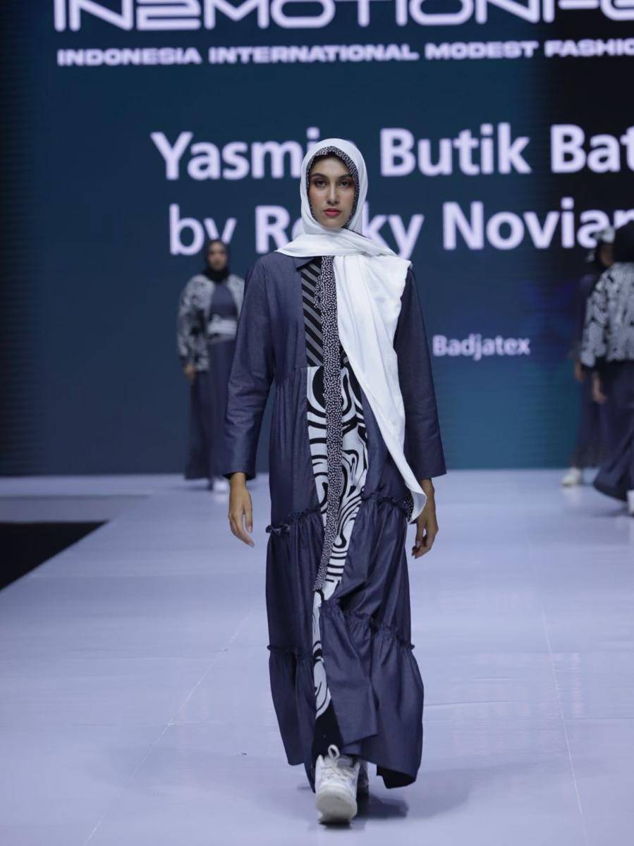 Koleksi baju muslim dari Yasmin Butik Batik di pagelaran INT2MOTIONFEST (dok. INT2MOTIONFEST)
