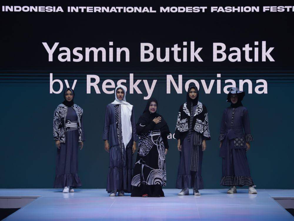Koleksi baju muslim dari Yasmin Butik Batik di pagelaran INT2MOTIONFEST (dok. INT2MOTIONFEST)