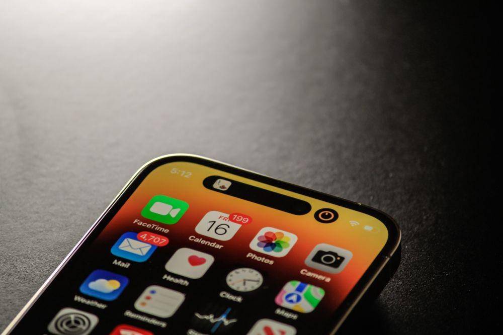 ilustrasi iPhone (unsplash.com/James Yarema)