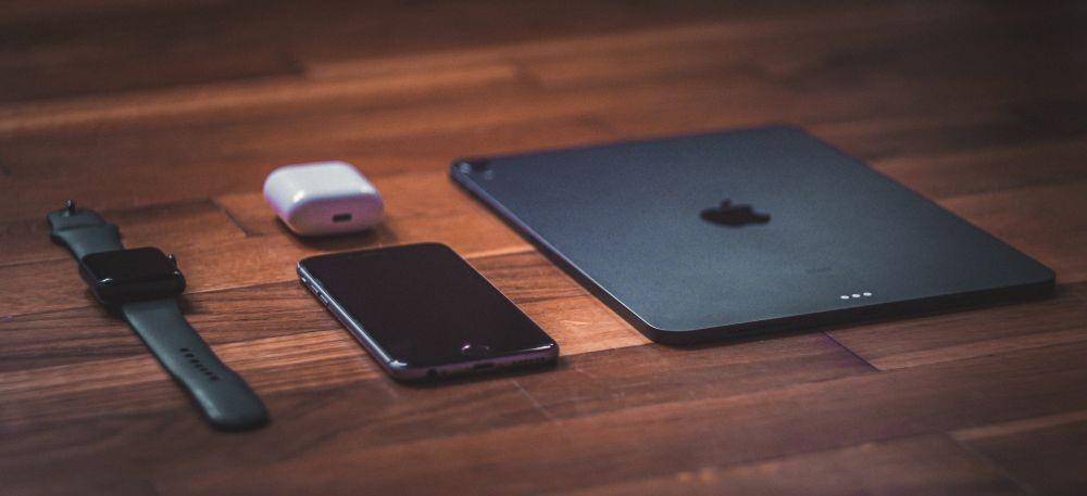 ilustrasi produk-produk Apple (Unsplash/Jan Crhonek)