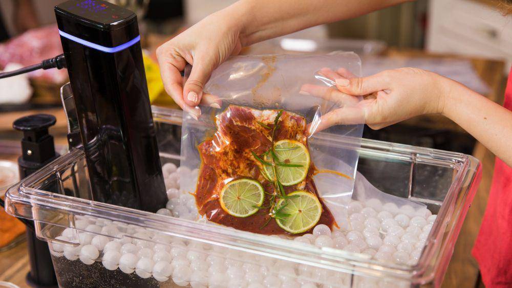 ilustrasi teknik memasak sous vide (tastingtable.com)