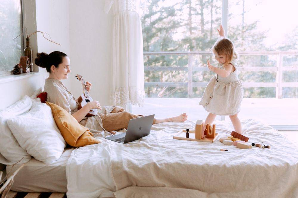 Ilustrasi ibu dan anak yang sedang bermain musik (pexels.com/Tatiana Syrikova)