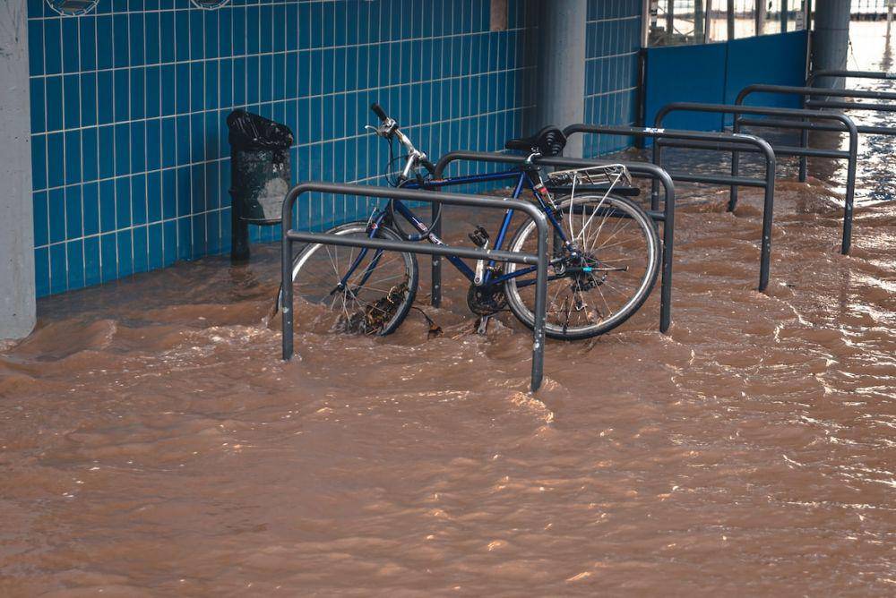 Ilustrasi banjir. (Unsplash.com/Mika Baumeister)