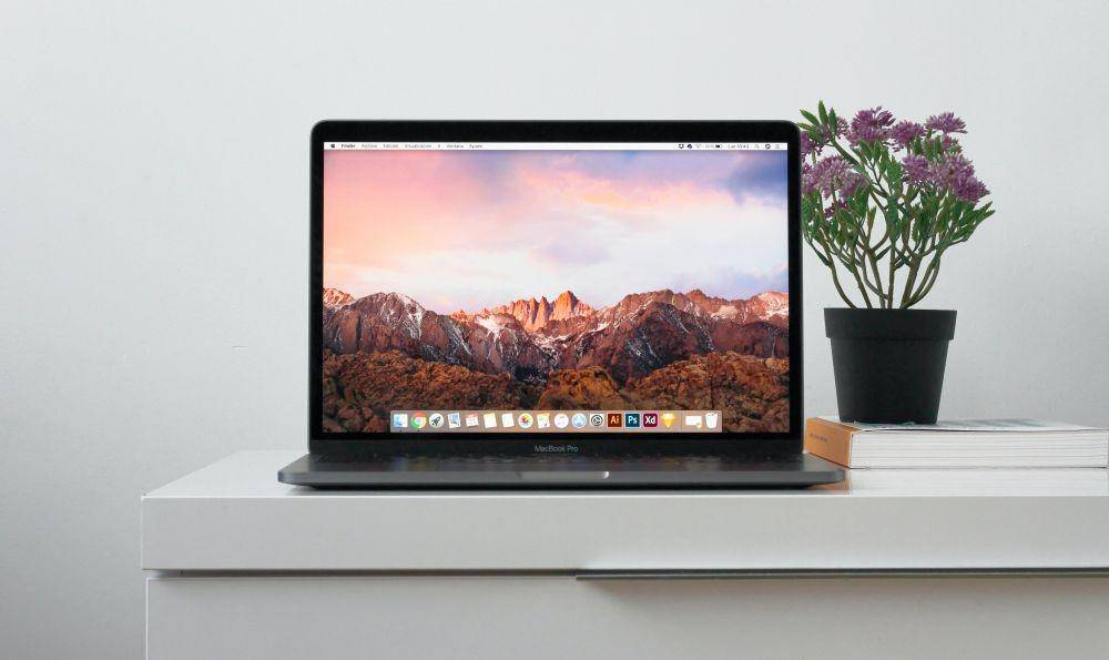 ilustrasi MacBook Pro (Unsplash/Ruben Menarguez)