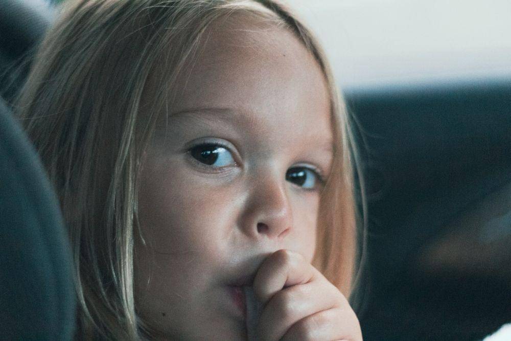 Ilustrasi anak yang mengisap jempol (unsplash.com/Sean Foster)