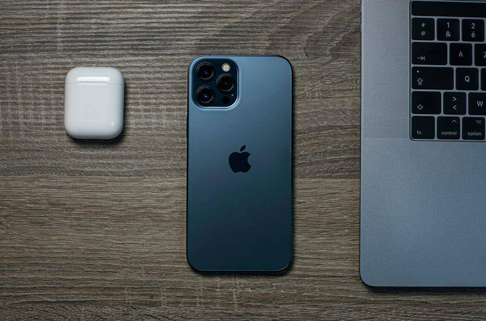 ilustrasi produk-produk Apple (Unsplash/Theo Sautif)