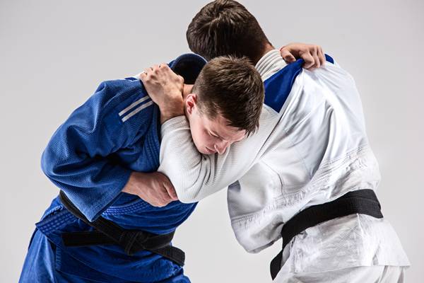 Teknik pegangan sebagai teknik dasar judo (freepik.com)