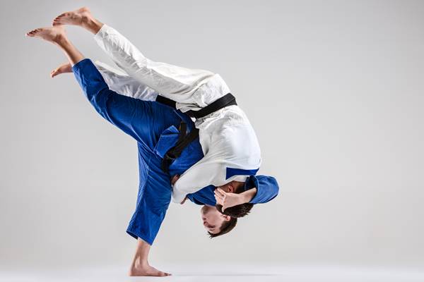 Teknik bantingan sebagai teknik dasar judo (freepik.com)