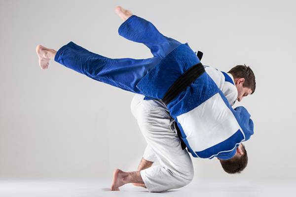 Teknik jatuh sebagai teknik dasar judo (freepik.com)