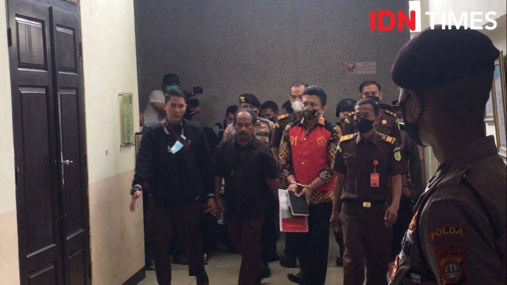 Tersangka pembunuhan berencana Brigadir J, Ferdy Sambo, tiba di Pengadilan Negeri Jakarta Selatan (PN Jaksel). (IDN Times/Irfan Fathurohman)