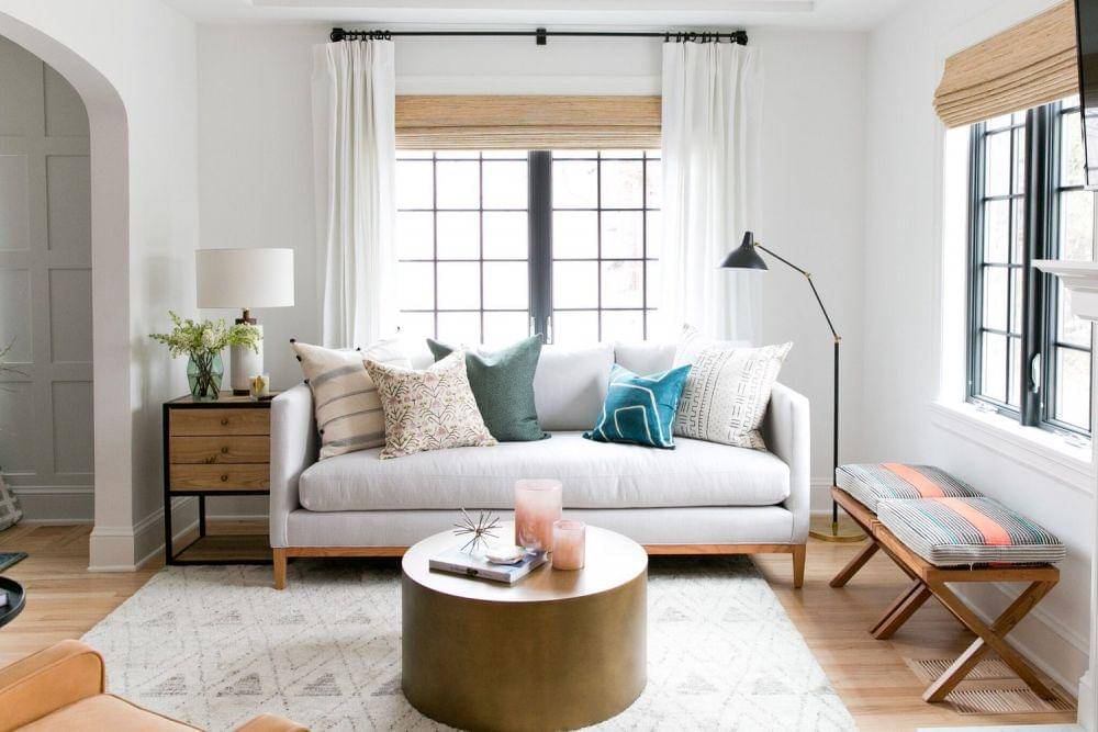 inspirasi dekorasi ruang keluarga mungil (studio-mcgee.com)