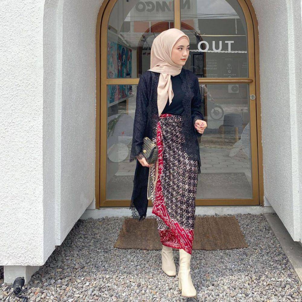 ide mix and match outfit warna hitam ala selebgram Irna Faradila (instagram.com/irnadila)