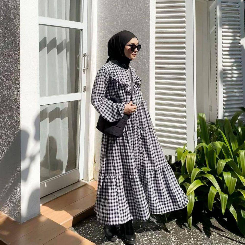 ide mix and match outfit warna hitam ala selebgram Irna Faradila (instagram.com/irnadila)