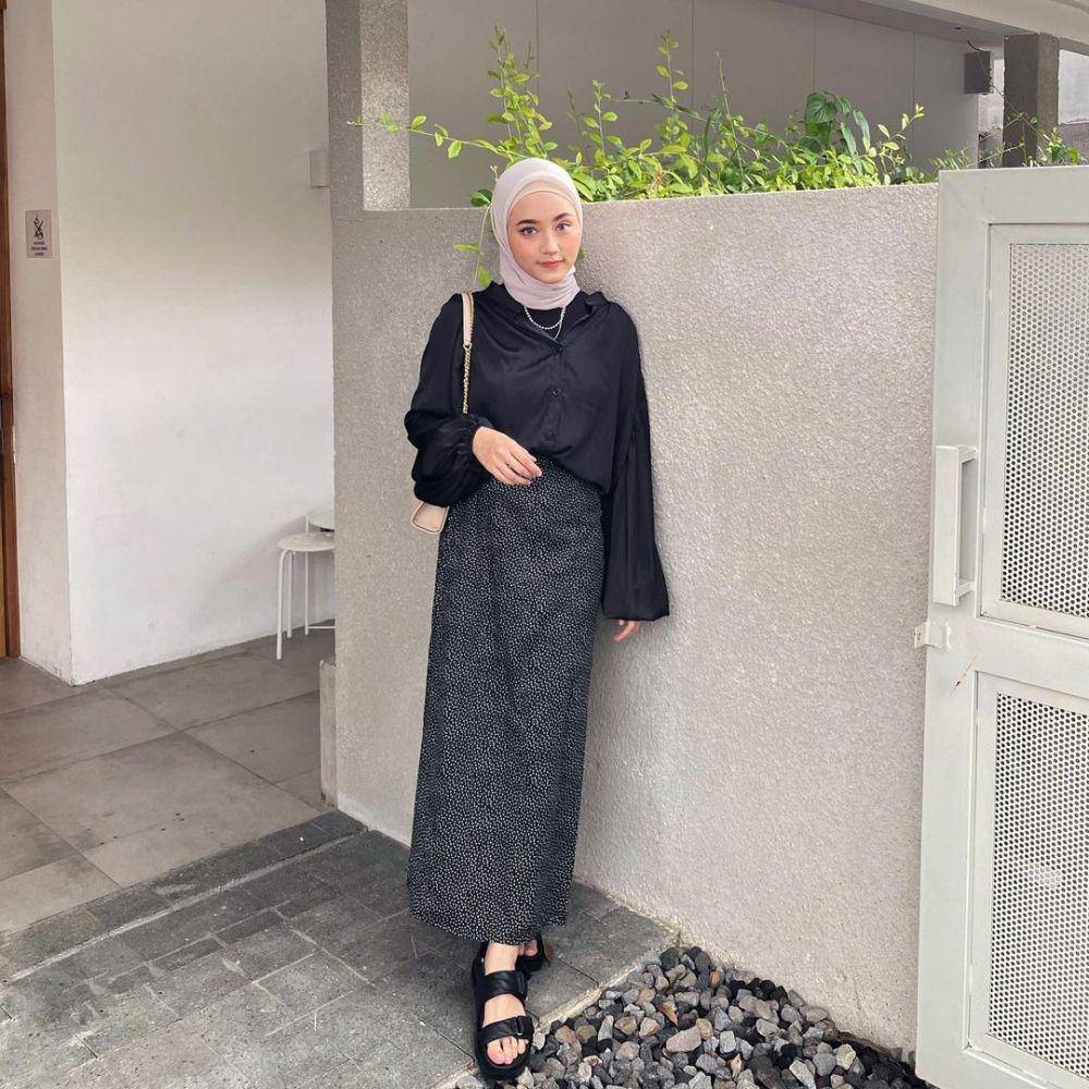 ide mix and match outfit warna hitam ala selebgram Irna Faradila (instagram.com/irnadila)