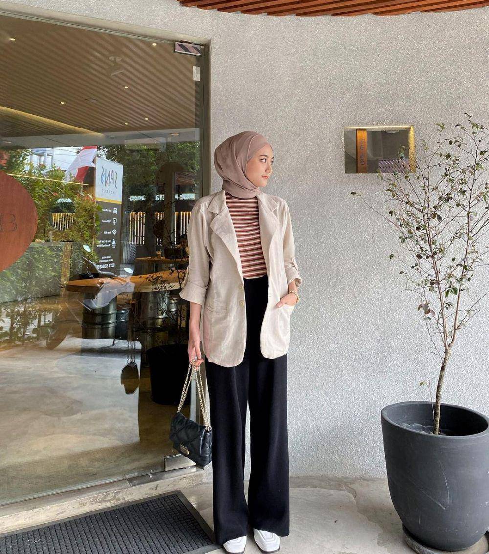 ide mix and match outfit warna hitam ala selebgram Irna Faradila (instagram.com/irnadila)