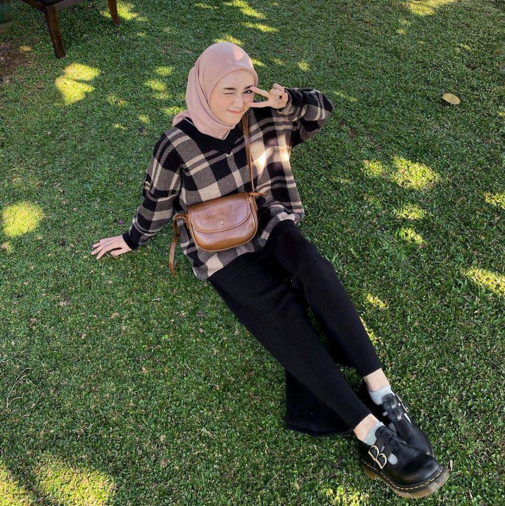 ide mix and match outfit warna hitam ala selebgram Irna Faradila (instagram.com/irnadila)