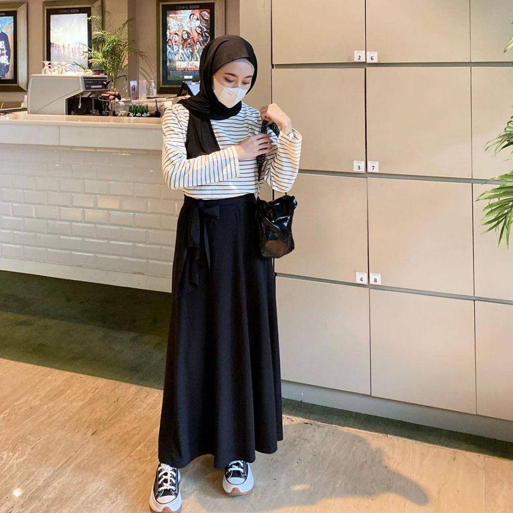 ide mix and match outfit warna hitam ala selebgram Irna Faradila (instagram.com/irnadila)