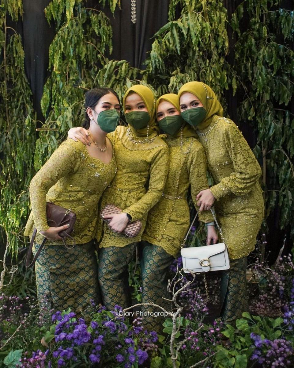 Kebaya hijau bridesmaid. (instagram.com/elsanoviolin)