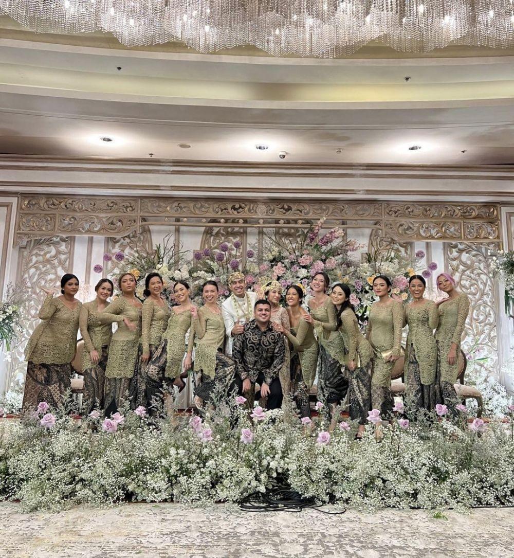 Kebaya hijau untuk bridesmaid. (instagram.com/dindranashriyah)