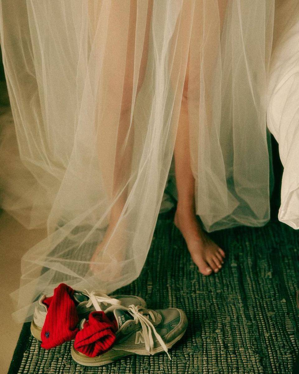 Foto Gong Hyo Jin saat mengenakan gaun pengantin. (ig/rovvxhyo)