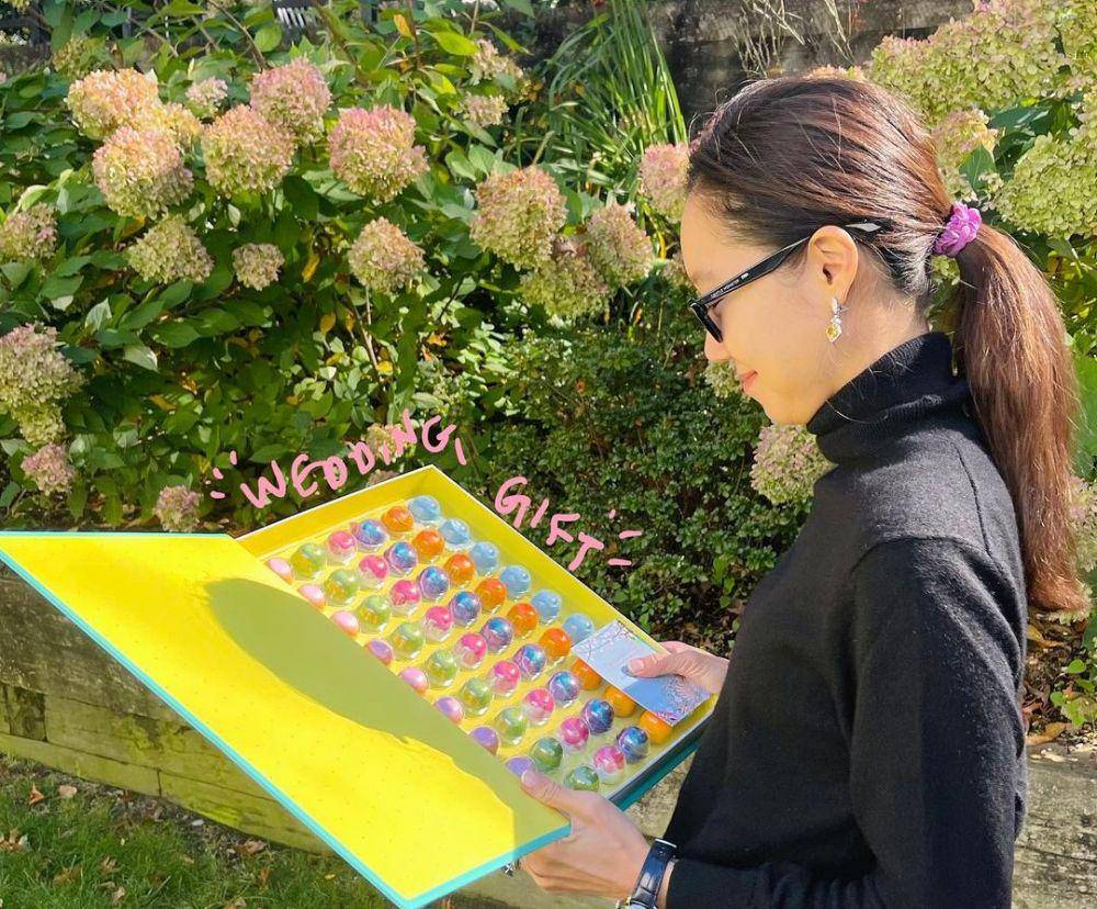 Gong Hyo Jin menujukkan wedding giftnya. (ig/rovvxhyo)
