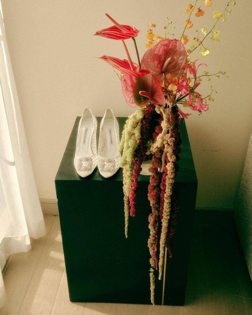Sepatu dan bucket bunga di pernikahan Gong Hyo Jin. (ig/rovvxhyo)