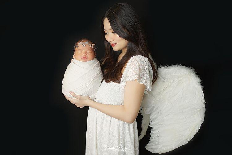 9 Newborn Photoshoot Baby Avery Anak Fendy Chow, Berbagai Tema!