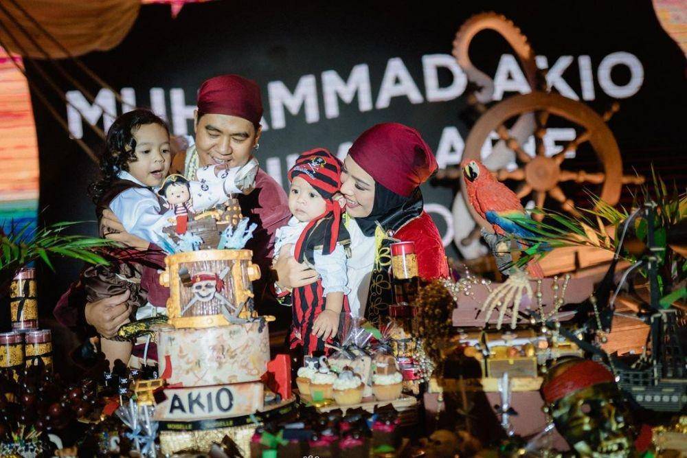 Ulang tahun pertama Akio, anak Arief Muhammad 'Mak Beti' (Instagram.com/ditaaudina/)