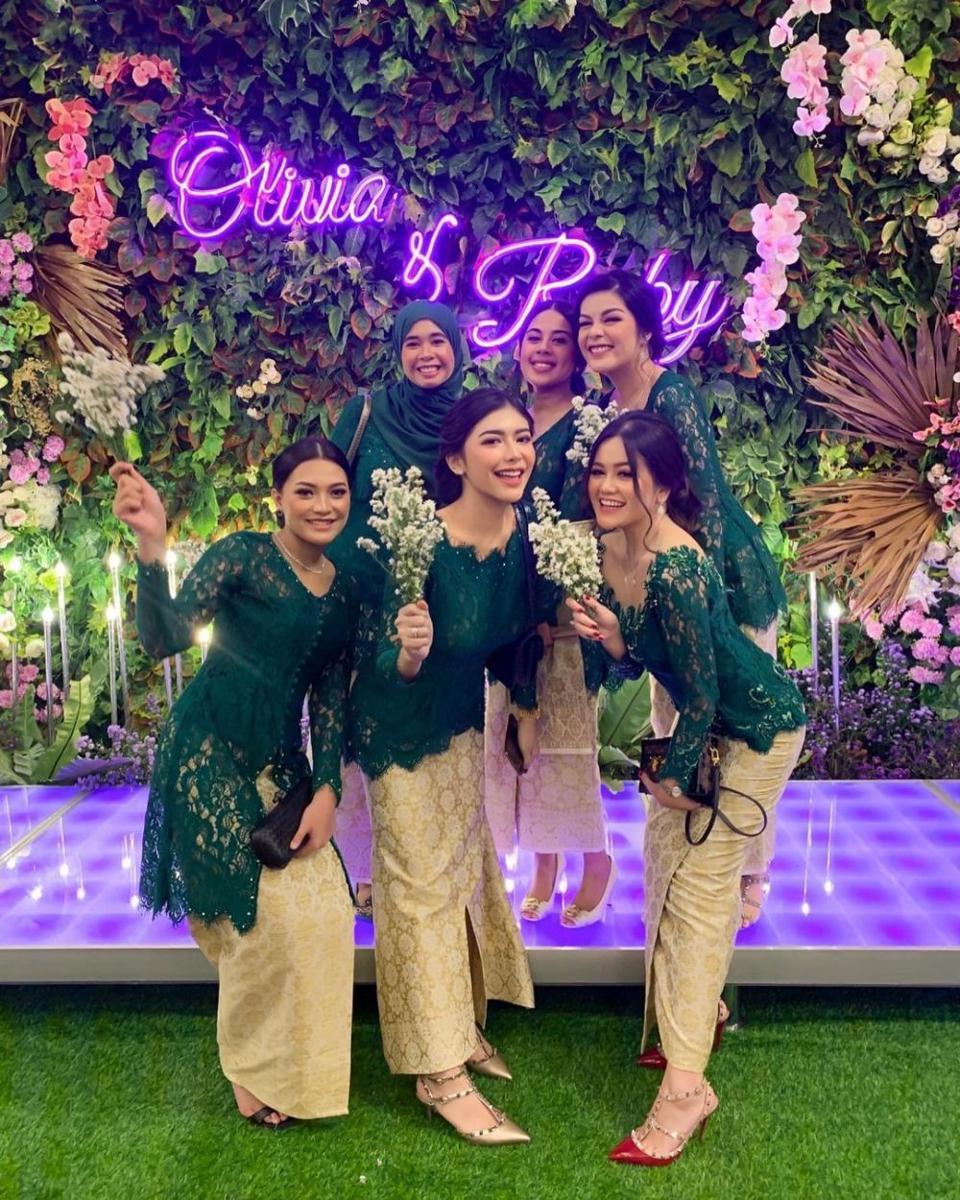 Kebaya hijau seragam. (instagram.com/agnescintya)