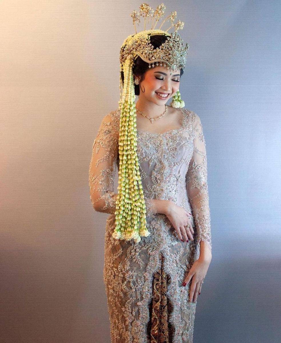 Kebaya rancangan Dewangga (instagram.com/dewangga__)