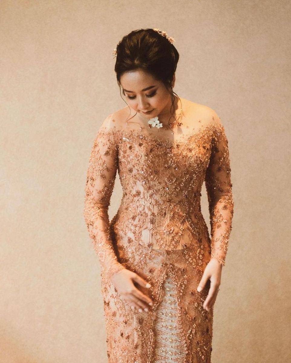 Kebaya rancangan Dewangga (instagram.com/dewangga__)
