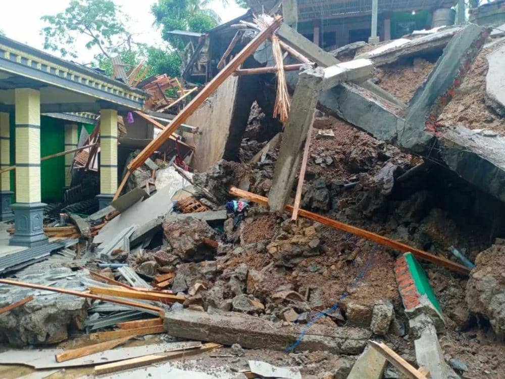 Rumah rusak terkena longsor. instagram.com/BPBD Trenggalek