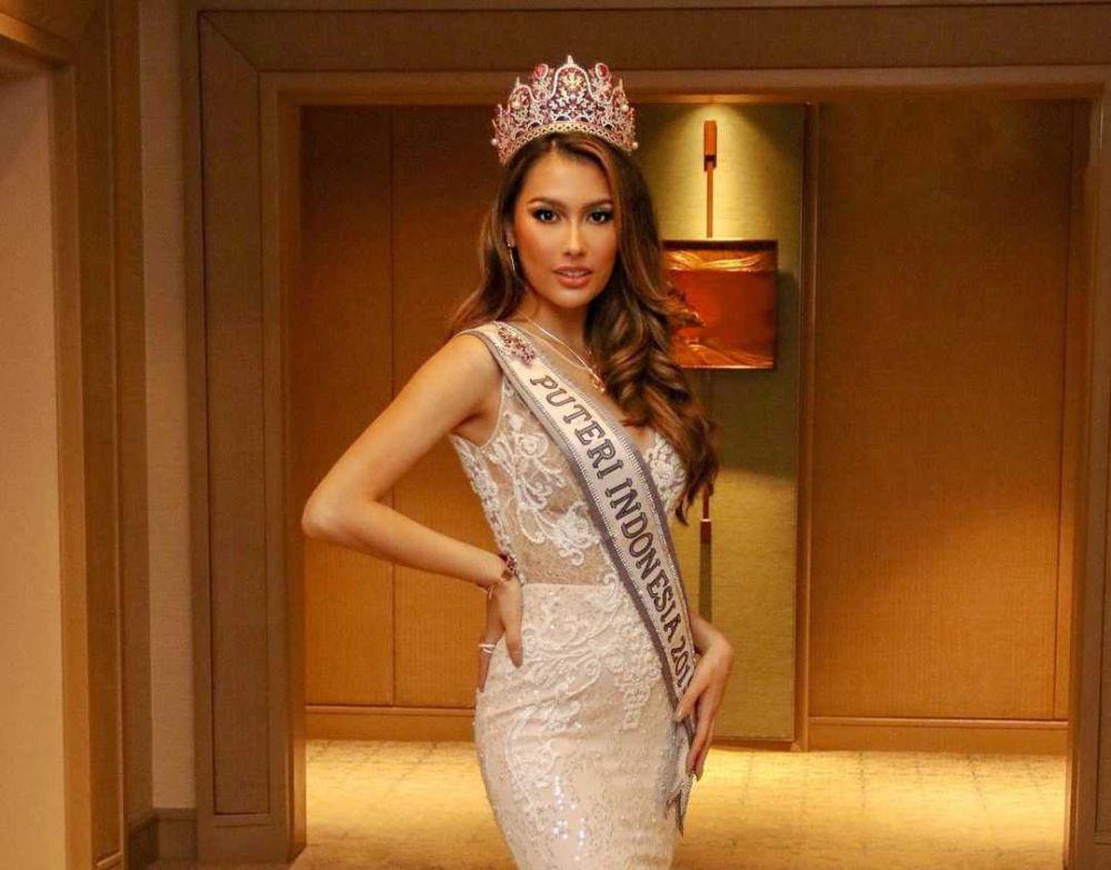 10 Inspirasi Gaun Elegan ala Frederika Cull, Penuh Aura Mahal!