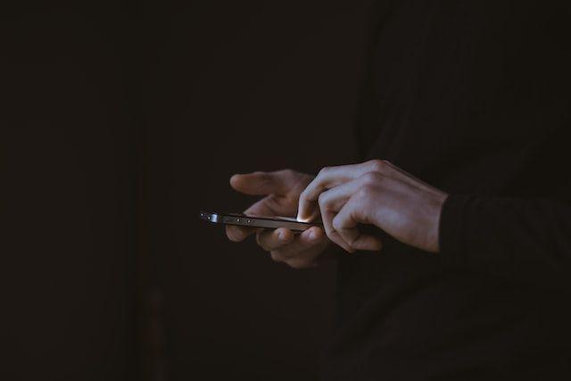 ilustrasi tindakan menyebarkan nomor ponsel orang lain (unsplash.com/Gilles Lambert)