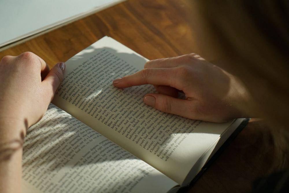 ilustrasi membaca buku (unsplash.com/Thought Catalog)