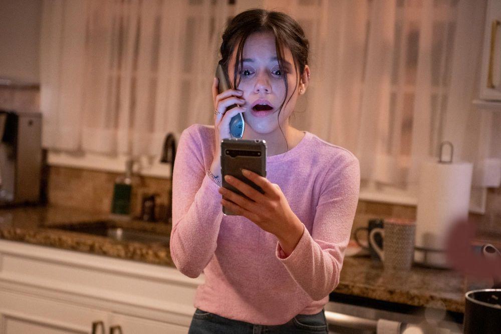 10 Film Horor tentang Panggilan Telepon Mengerikan, Misterius Banget!