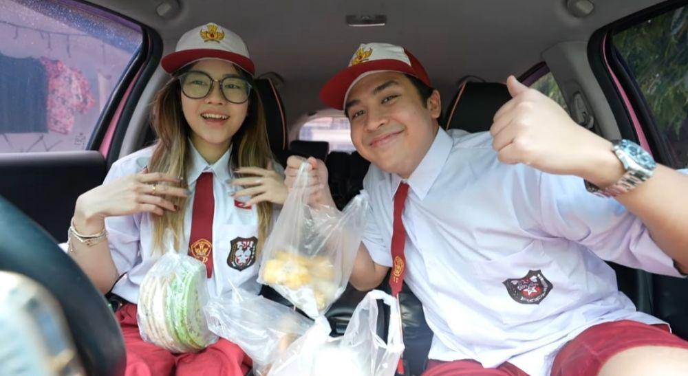 9 Potret Jessica Jane dan Jerome Polin Makan Jajanan SD, Pakai Seragam