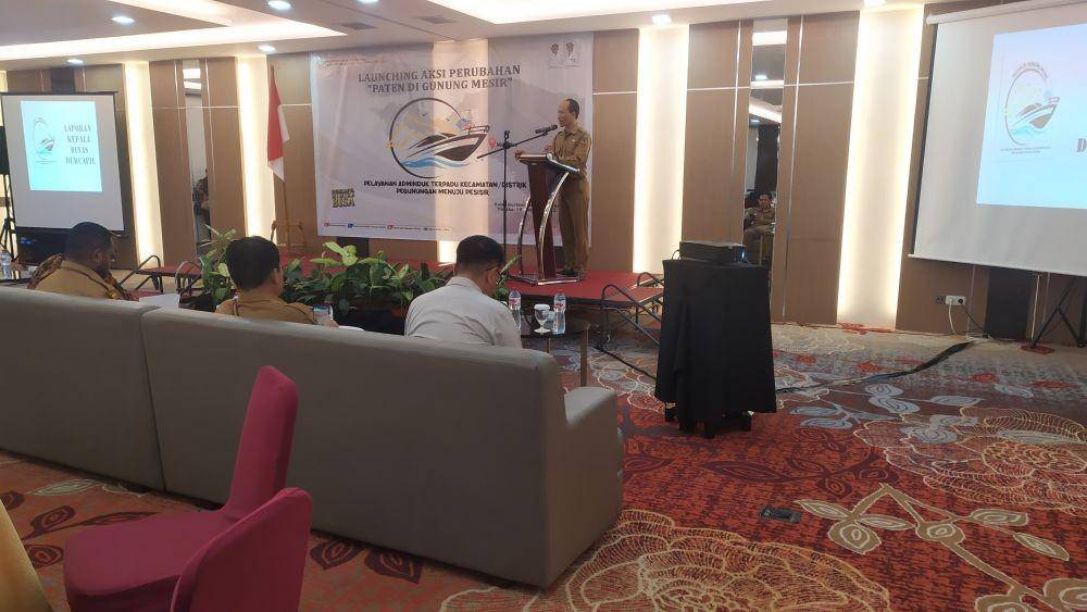 Kepala Dinas Kependudukan dan Pencatatan Sipil, Slamet Sutejo saat menyampaikan laporan, IDN Times/ Ricky Lodar