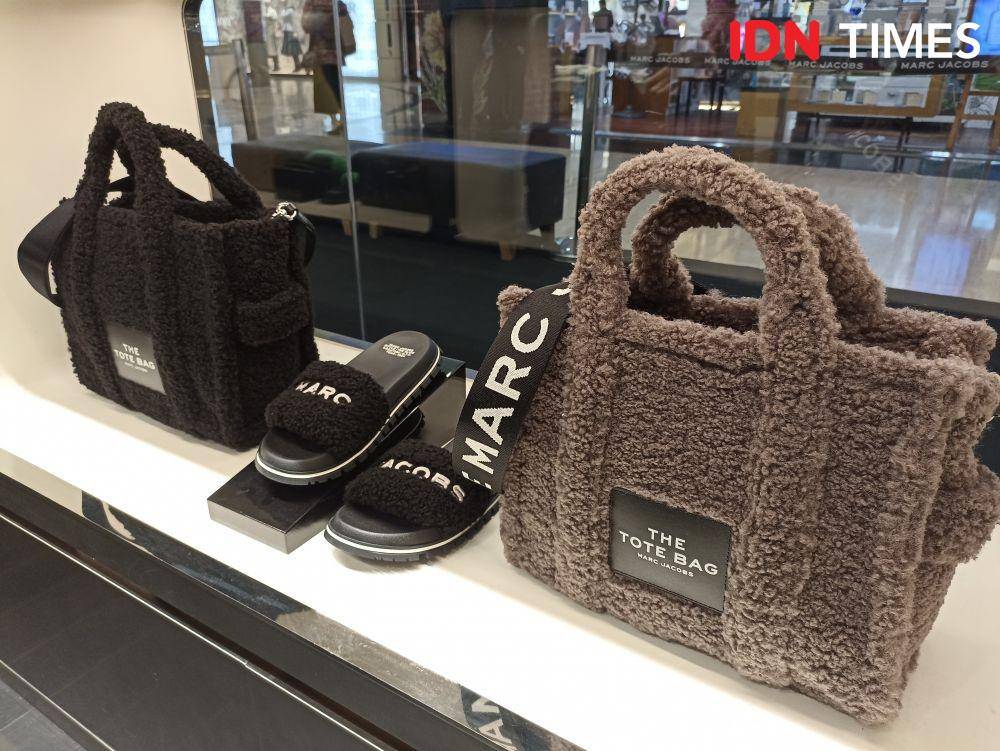 Koleksi Fall 2022 Marc Jacobs bertajuk Americana di instalasi store Marc Jacobs Plaza Indonesia. 18 Oktober 2022. (IDN Times/M. Tarmizi Murdianto)