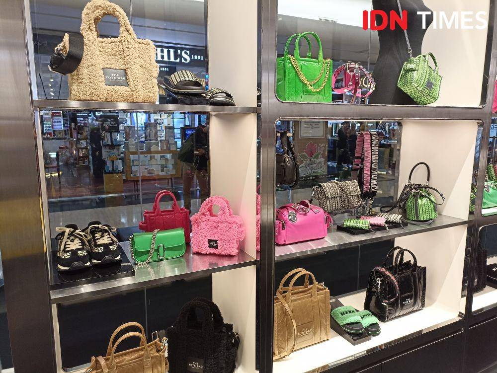 Koleksi Fall 2022 Marc Jacobs bertajuk Americana di instalasi store Marc Jacobs Plaza Indonesia. 18 Oktober 2022. (IDN Times/M. Tarmizi Murdianto)